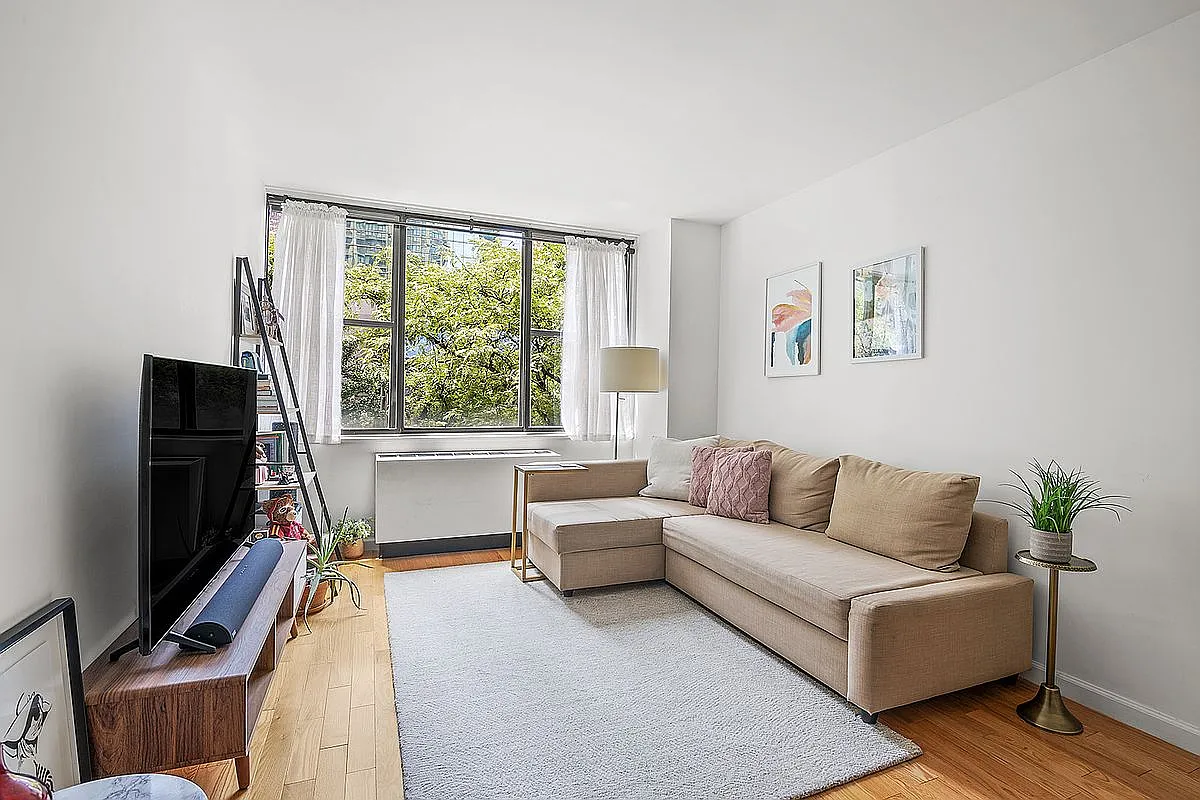 301 E 45th St APT 3C photo 1