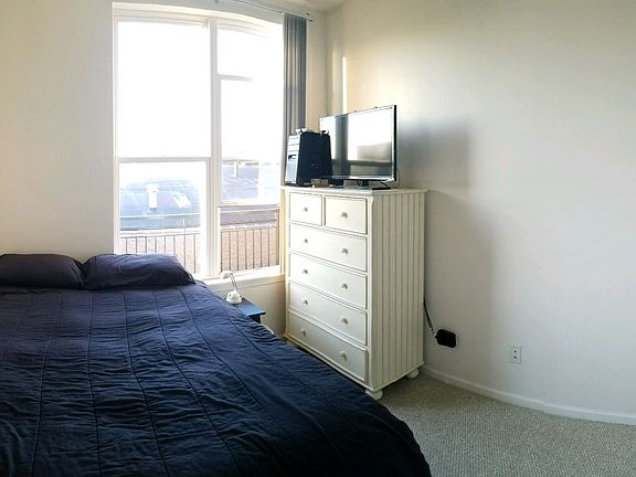 5th image of 3244 N Kilbourn Ave Unit 9
