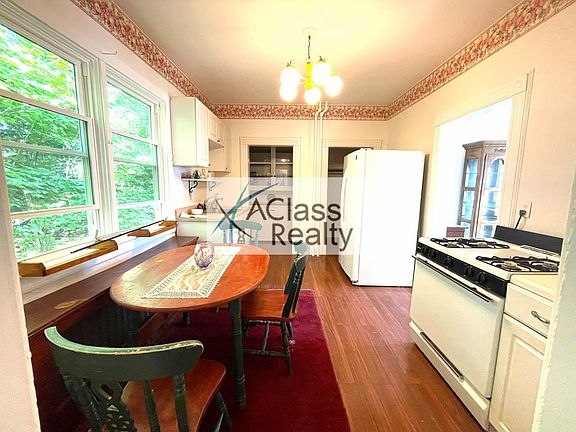 4th image of 12 Moffett St #1
