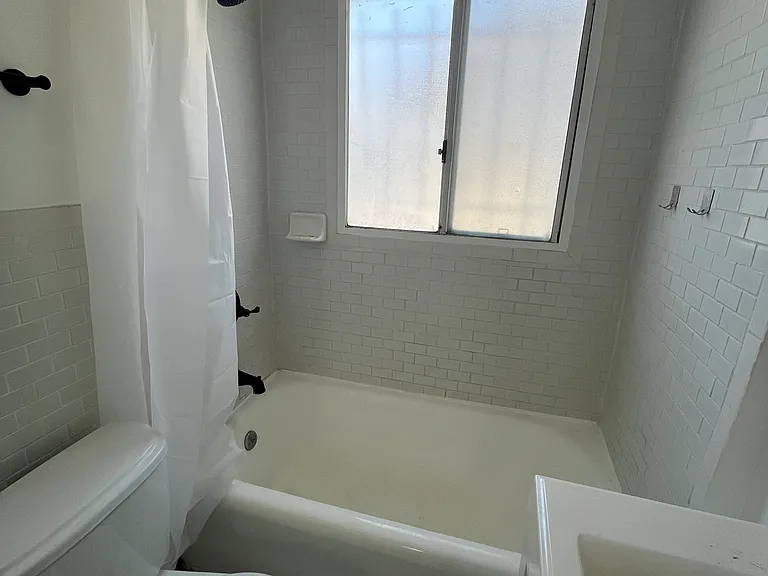 1121 N Kenmore Ave #102 — Photo 16