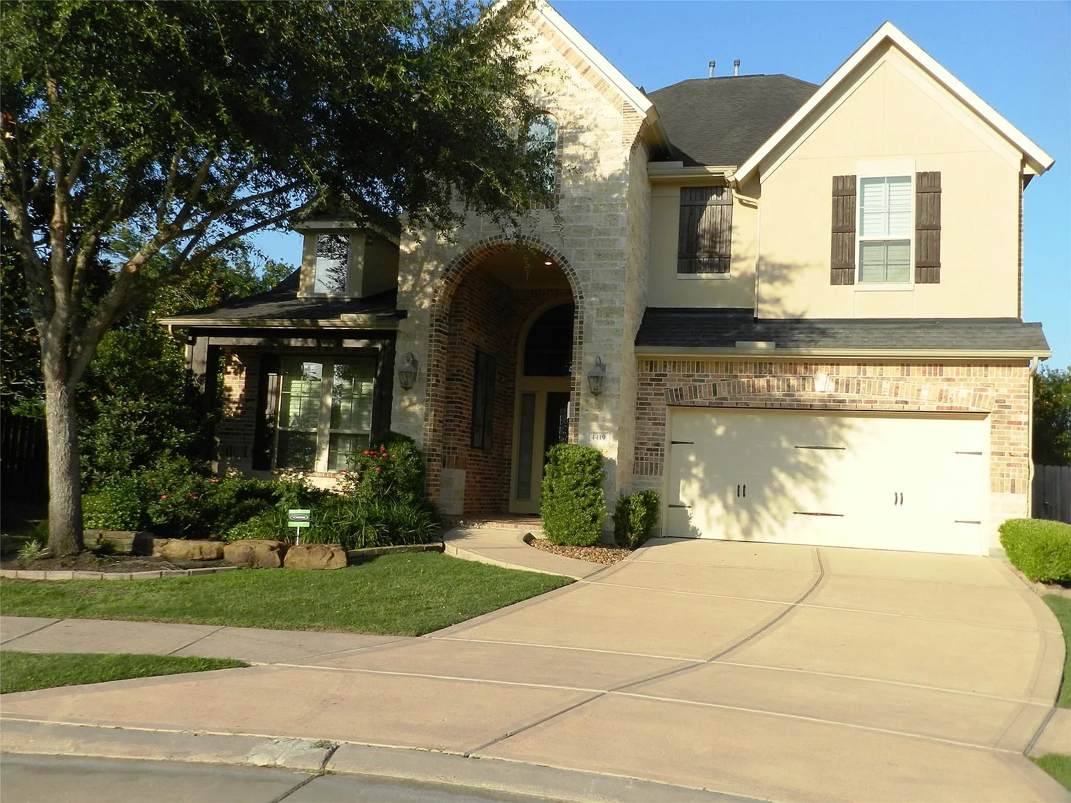 5 bed, 4.5 bath, 3303 sqft, $3,700 — Photo 2