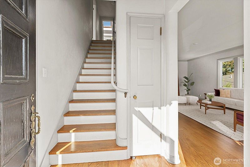 4th image of 2620 W Lynn Street
