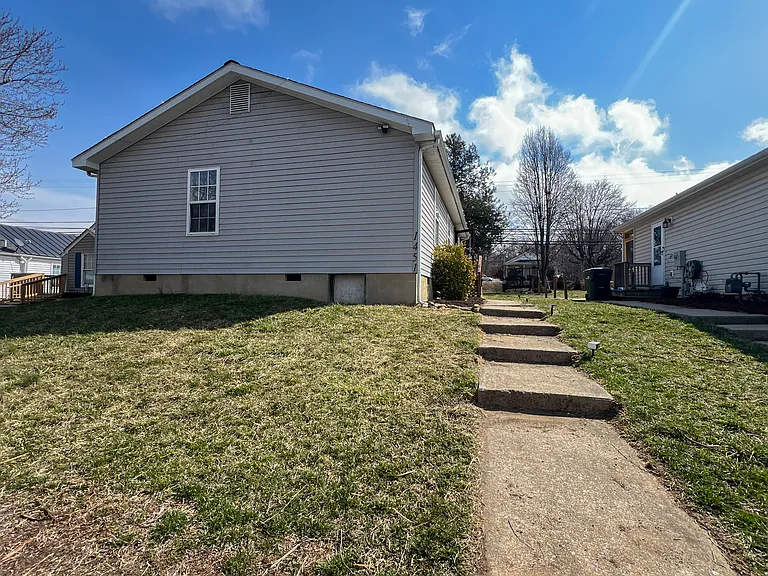 1451 N Delphine Ave — Photo 24
