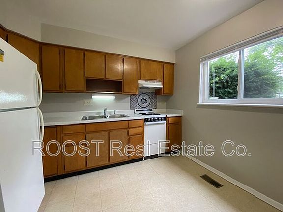 2nd image of 906 W Lake Ave APT 3