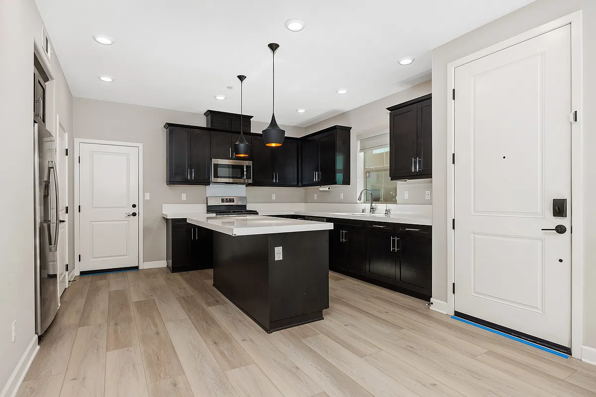 3 bed, 1716 sqft, $4,700 — Photo 2