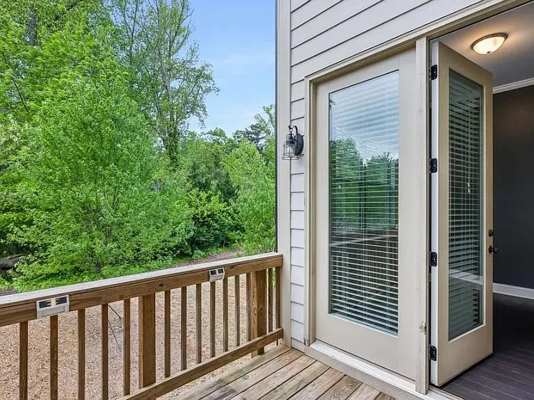 687 Avondale Creek Dr — Photo 22
