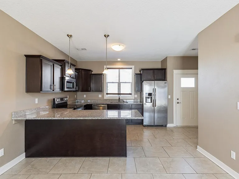 4404 NE Crestmoor Ln — Photo 4