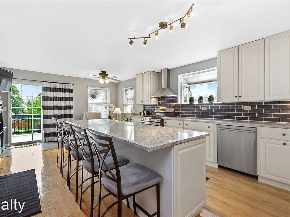 1st image of 4051 N Kilbourn Ave #2