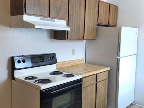 3rd image of 747 Glenarm St APT 2