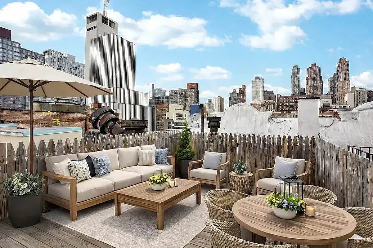 42 Avenue B — Photo 1