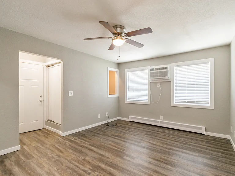 1809 W 4th St — Photo 5