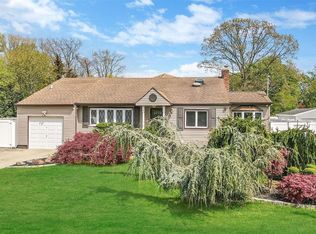 1523 N Gardiner Dr, Bay Shore, NY 11706