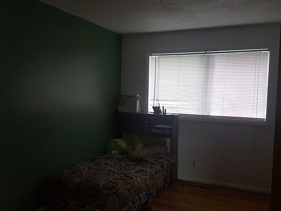 Sm. walk-in closet, lg room