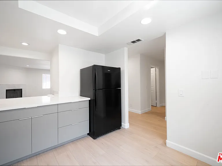 5327 Lexington Ave #B — Photo 3