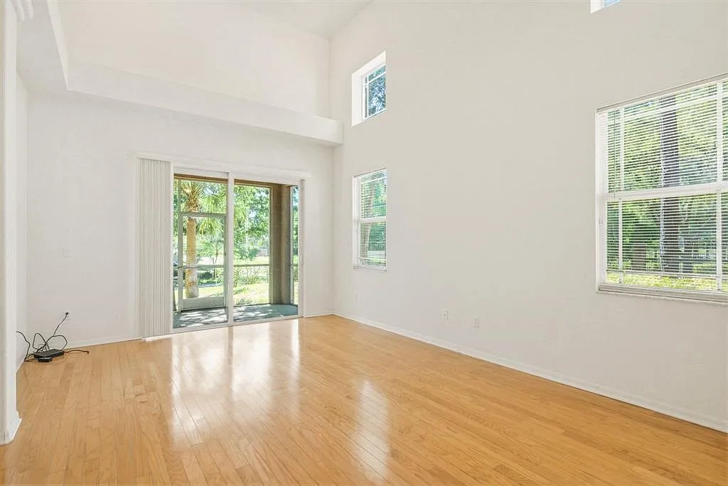 3 bed, 2.5 bath, 1977 sqft, $2,500 — Photo 4