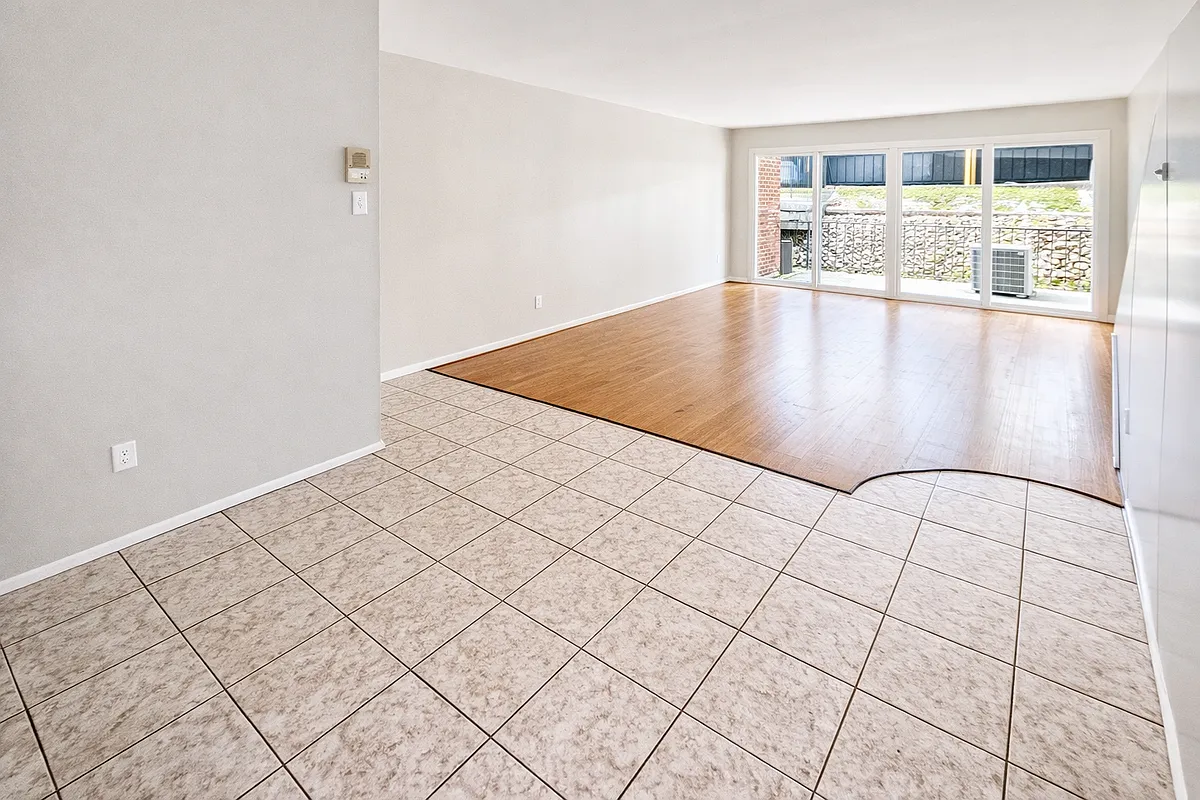 Hardwood 2-Bedroom - Kensington Terrace