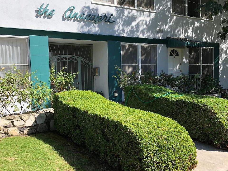 Front entrance to courtyard.