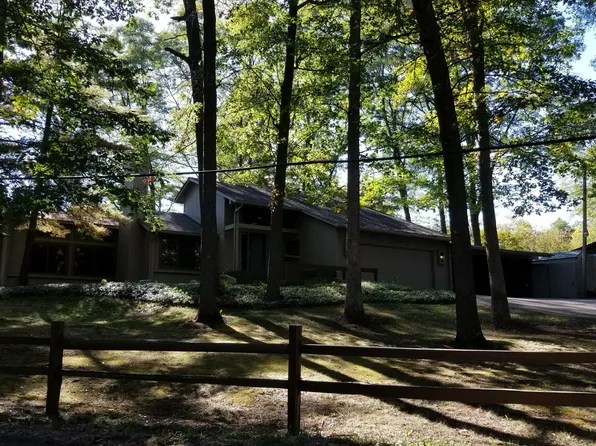 11101 Sugden Lake Rd, White Lake, MI 48386