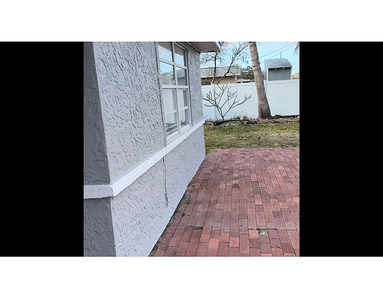 1909 Oakwood Dr — Photo 10