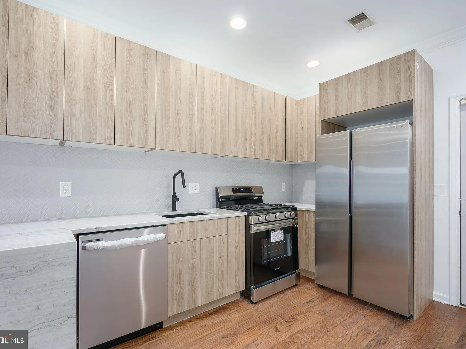 3 bed, 2.0 bath, 1428 sqft, $3,500 — Photo 4