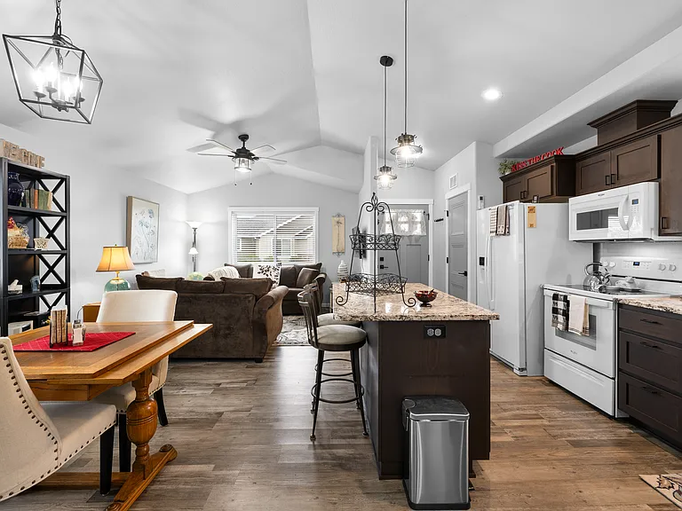 2527 SW Elmer Nelson Ln — Photo 1