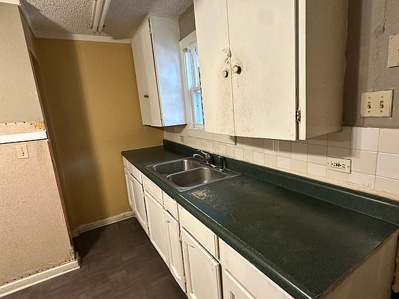 5th image of 944 W Lynwood Ave