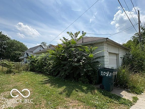 4th image of 208 E 8th St