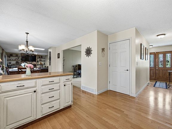4th image of 2111 Sandalwood Dr NE
