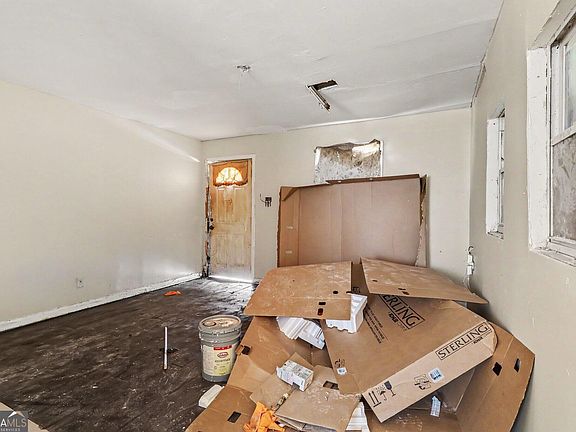 3rd image of 1005 Regis Rd SE