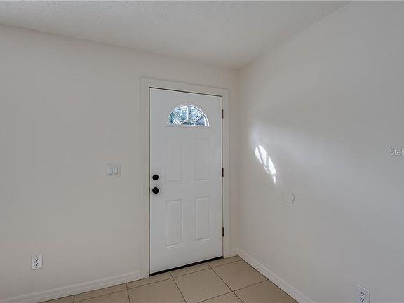 4th image of 2093 Bonneville Dr