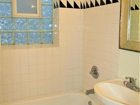 5th image of 830 W Montrose Ave #606