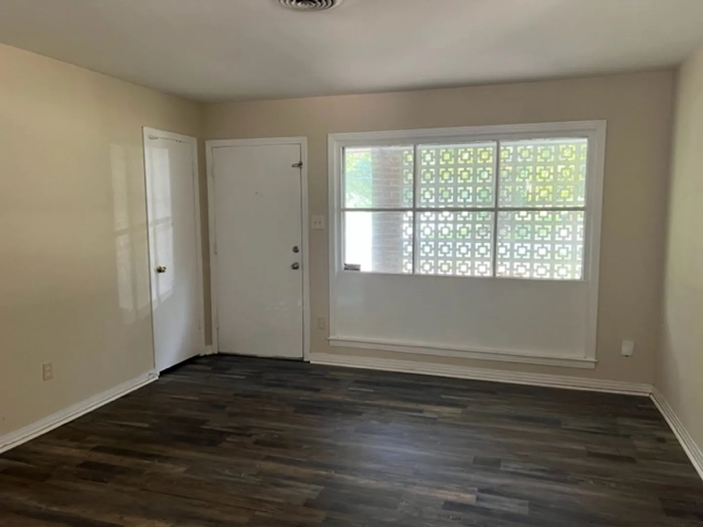 3 bed, 1.0 bath, 1025 sqft, $1,100 — Photo 4