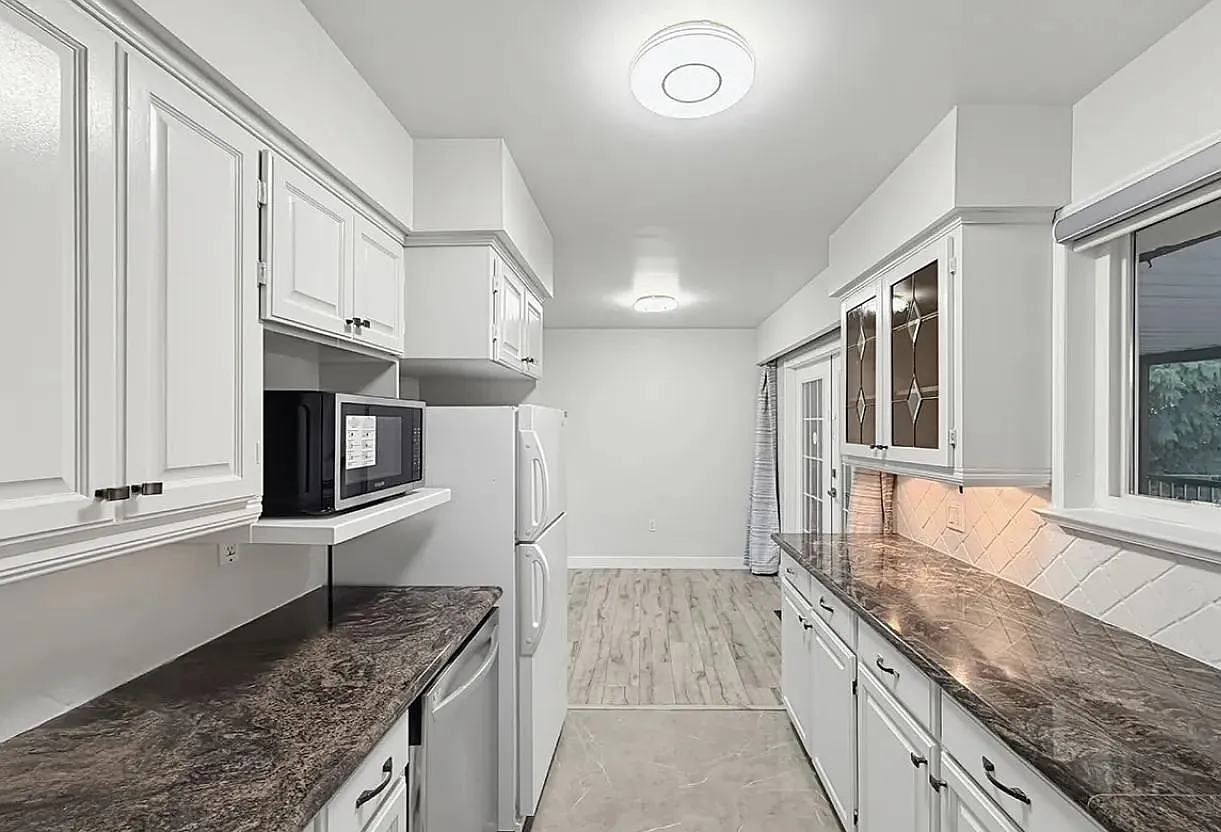 3 bed, 1054 sqft, $2,600 — Photo 4