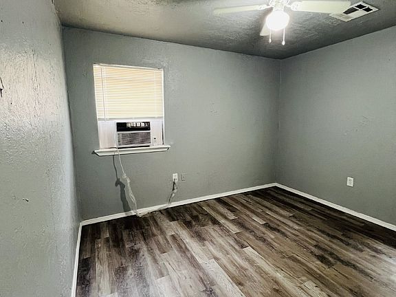 4th image of 408 NW Greenmeadow Dr