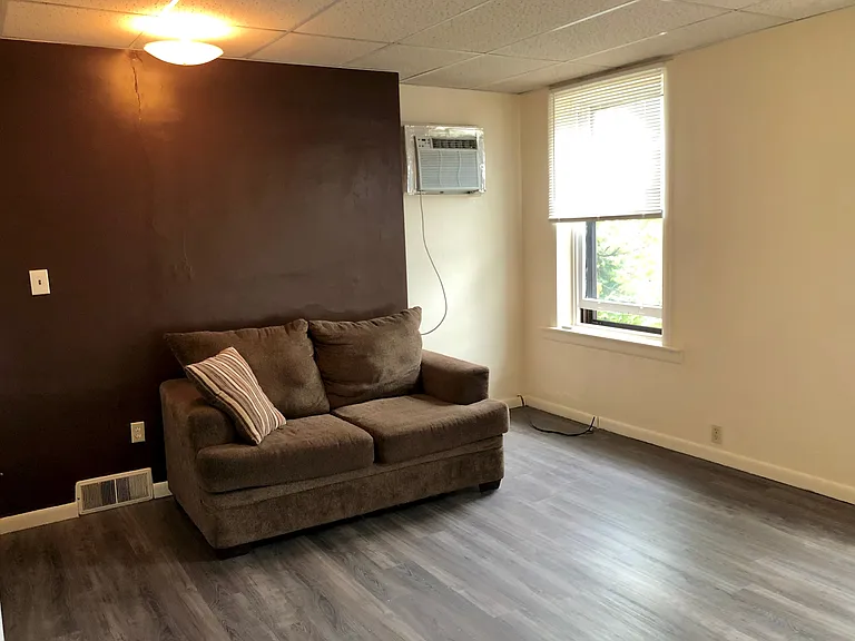450 S Graham St — Photo 3