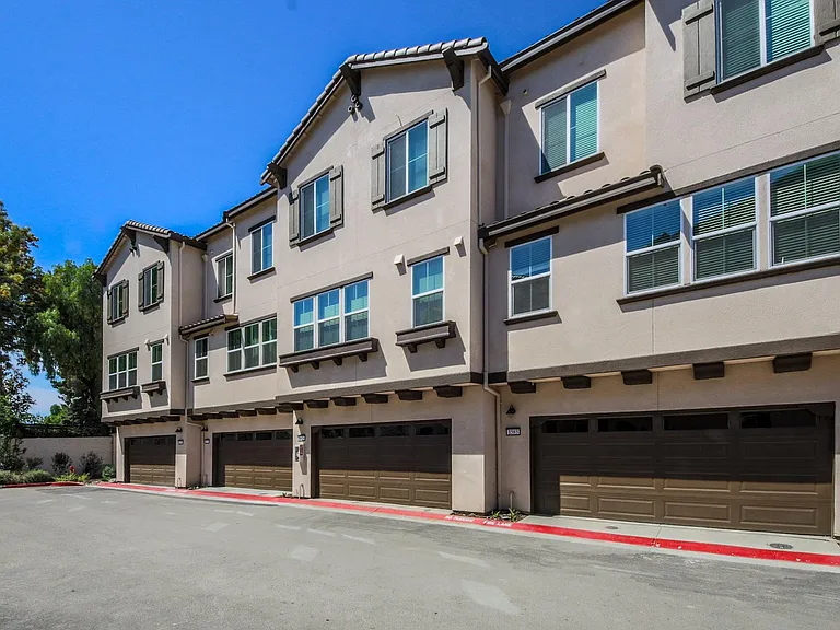 1579 Pratt Pl — Photo 1