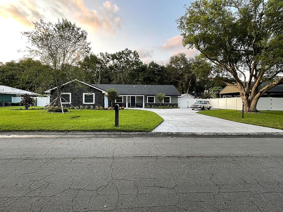 2nd image of 2046 Roxburgh Ln