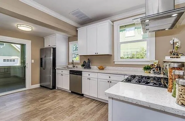 575 McLeod St — Photo 4