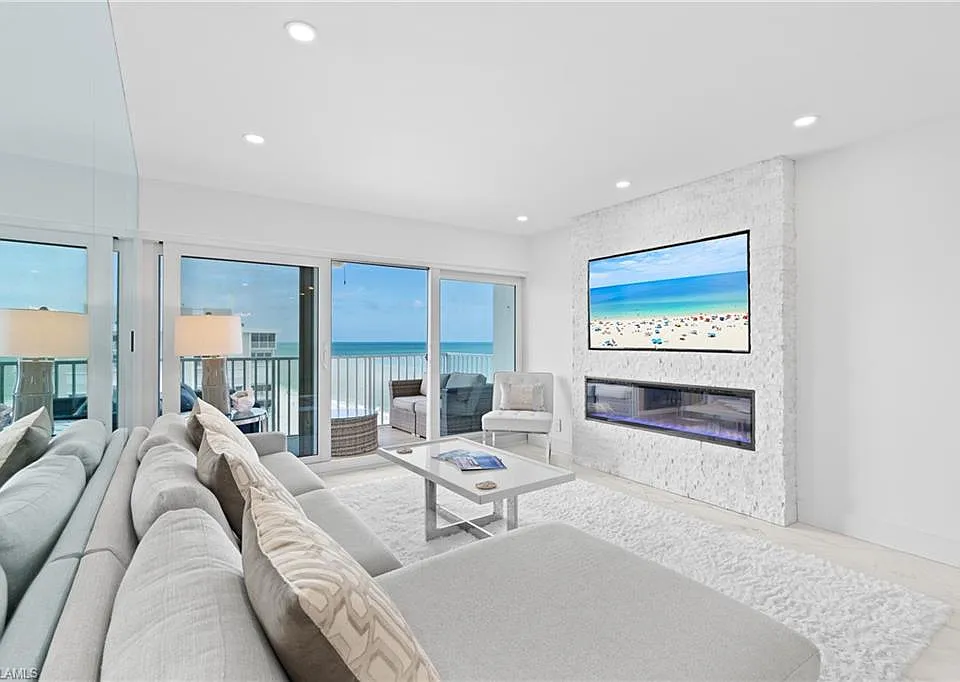 3443 Gulf Shore Blvd N #803
