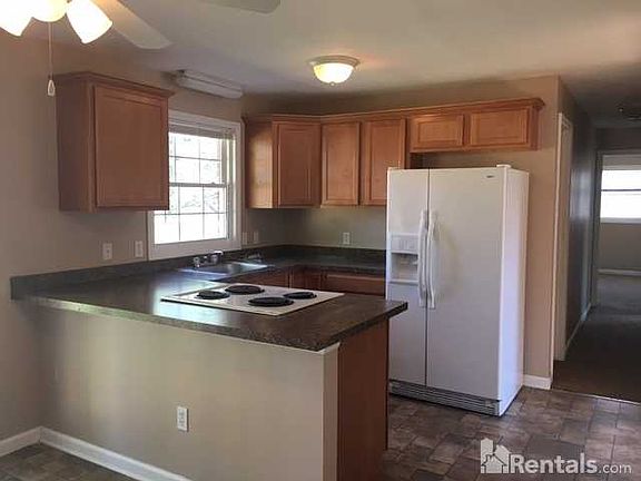 3rd image of 715 Goldfinch Dr