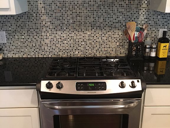 Gas Range w/ Backsplash