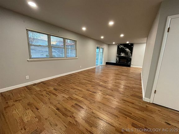 4th image of 1016 N Cedar Ave E