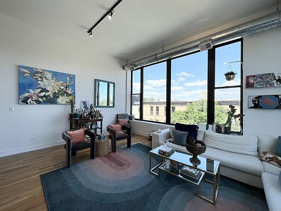5th image of 1348 N Milwaukee Ave #302