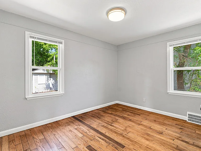 11907 Roxbury St — Photo 19
