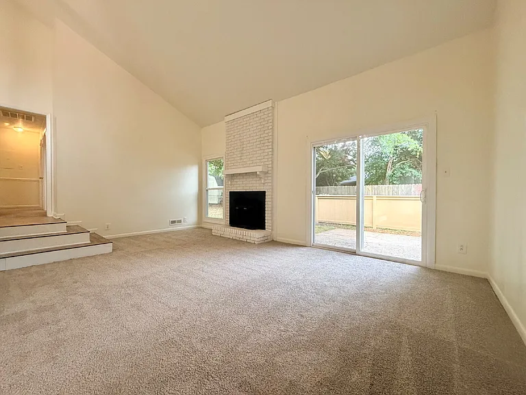 1009 Louisburg Pl — Photo 5