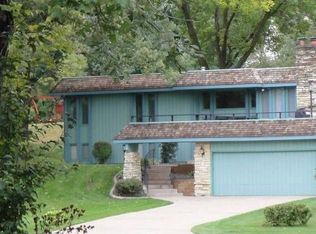 2812 Wind Cave Ct, Burnsville, MN 55337