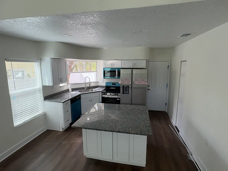 2223 W Harbor Dr S — Photo 1