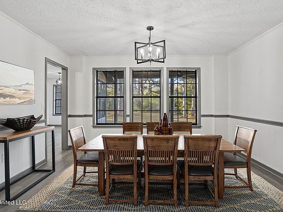 4th image of 210 Haddon Cir
