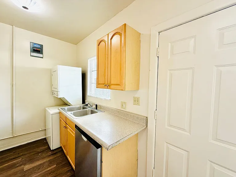 Dodge Fairmount Apartments — Photo 12
