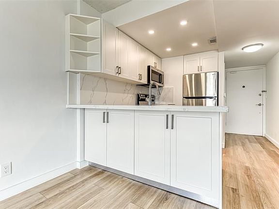 5th image of 2900 NE 30th St APT 8D